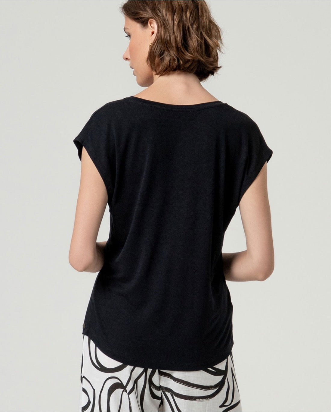 CAMISETA ESCOTE PICO BAMBÚ NEGRO