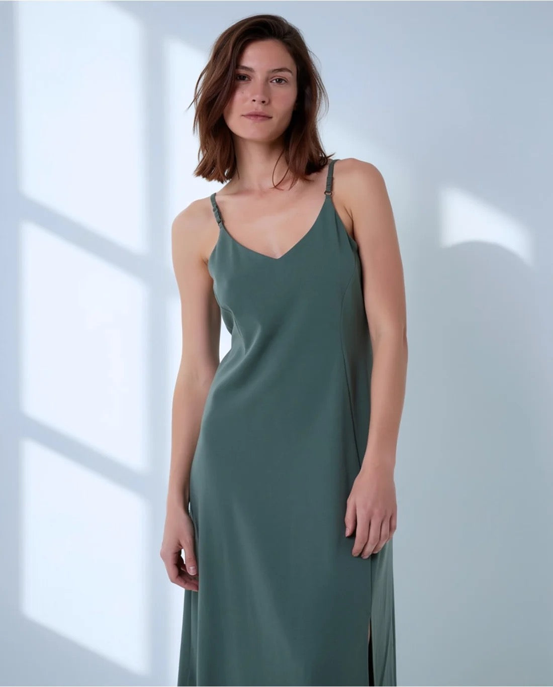 VESTIDO MIDI FLUÍDO CON ABERTURA VERDE BOTELLA