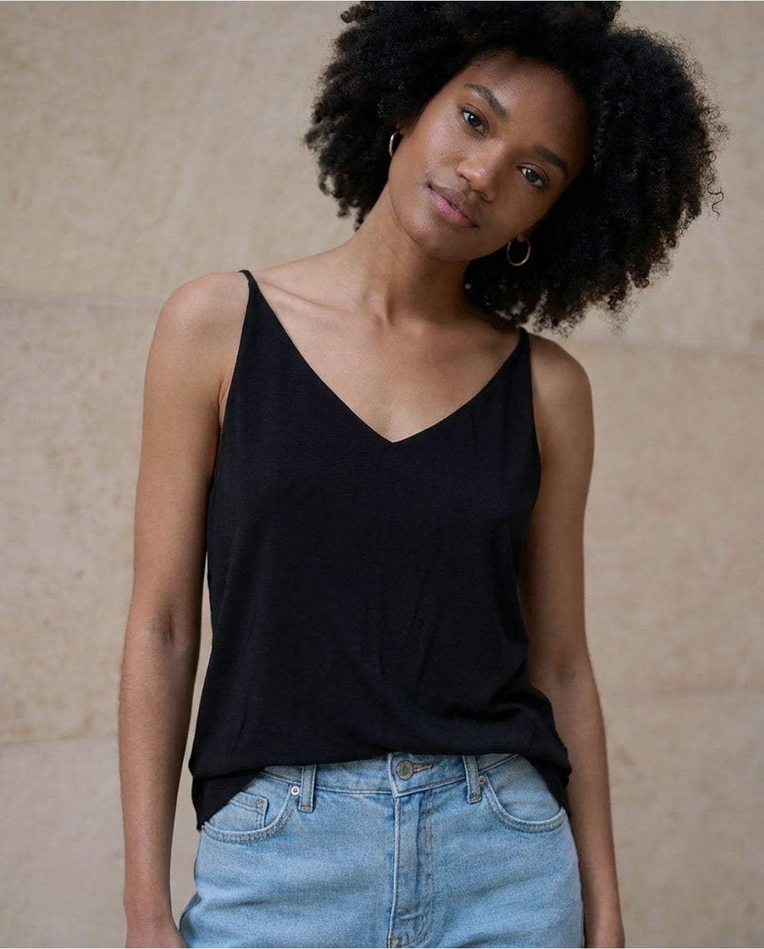 TOP TIRANTES ESCOTE PICO NEGRO