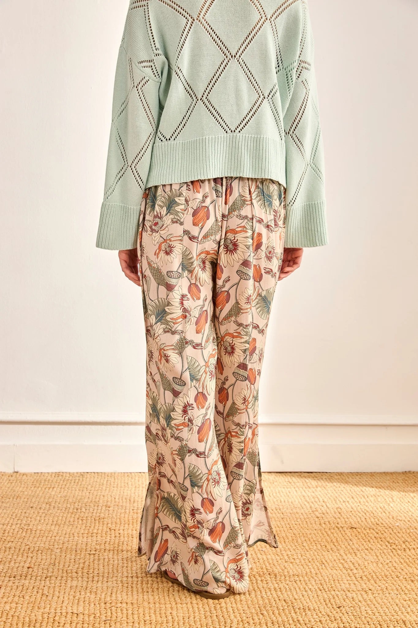 PANTALÓN FLORAL CAMPANA CRUDO