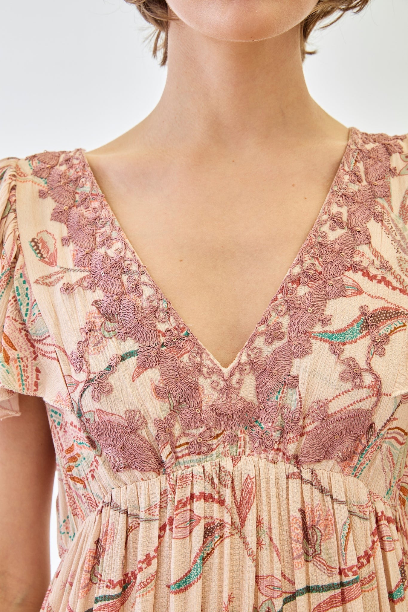 VESTIDO BORDADOS MANGAS VOLANTE ROSA