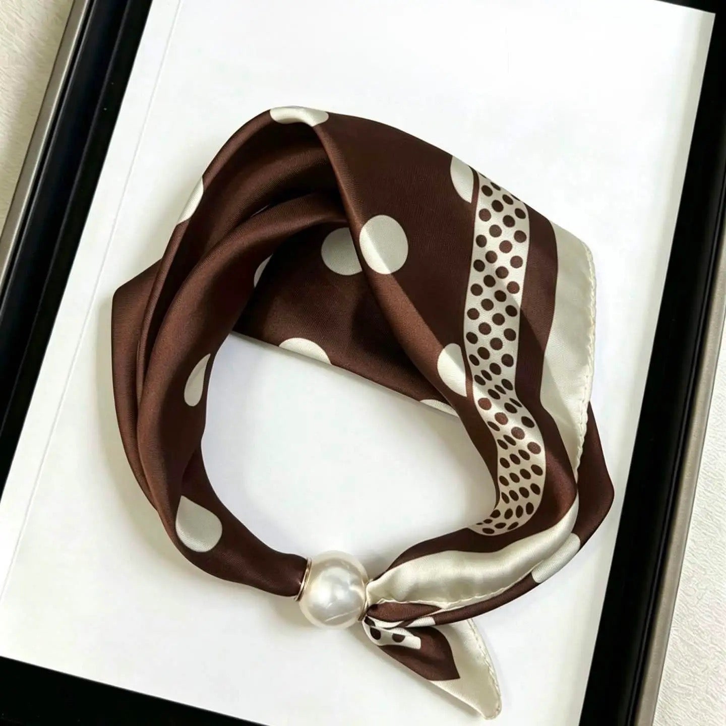 PAÑUELO SATINADO BROCHE PERLA TOPOS CHOCOLATE