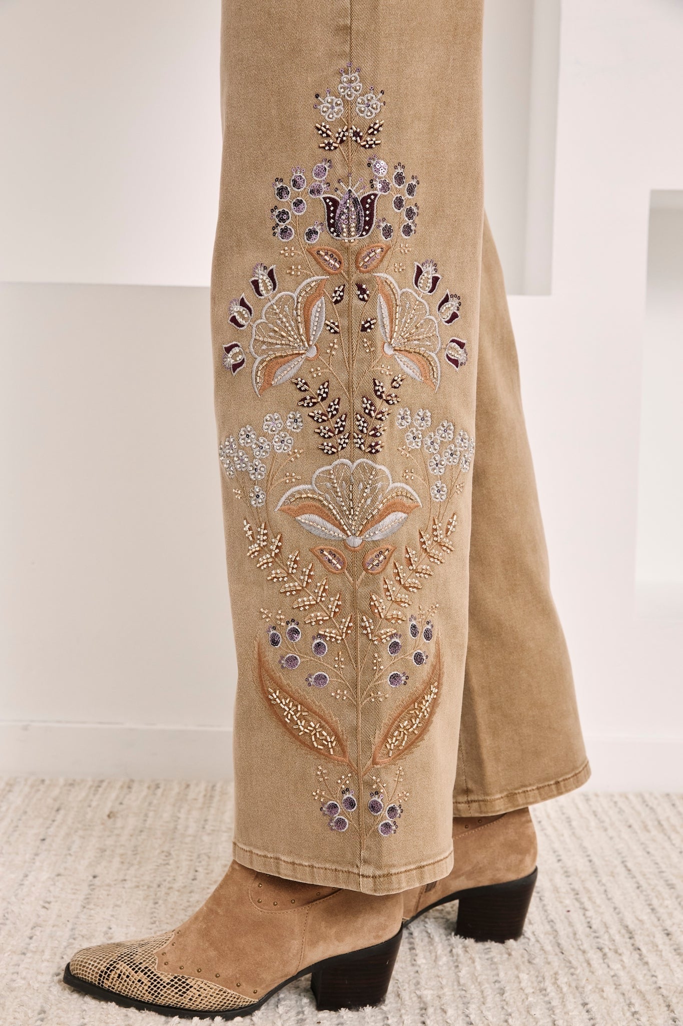 JEANS WIDE LEG BORDADOS CAMEL