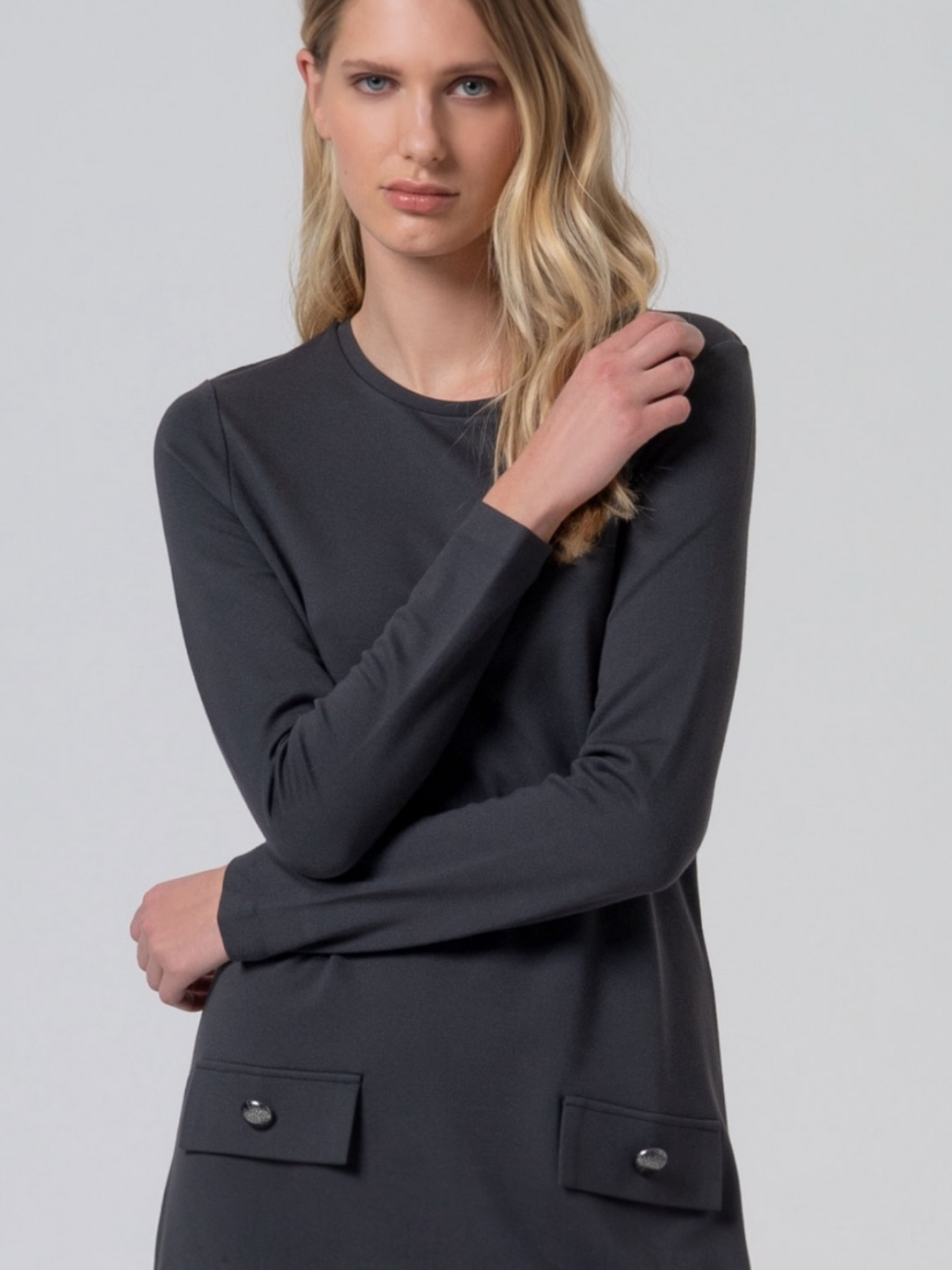 VESTIDO CORTO Y RECTO EVASÉ GRIS OSCURO