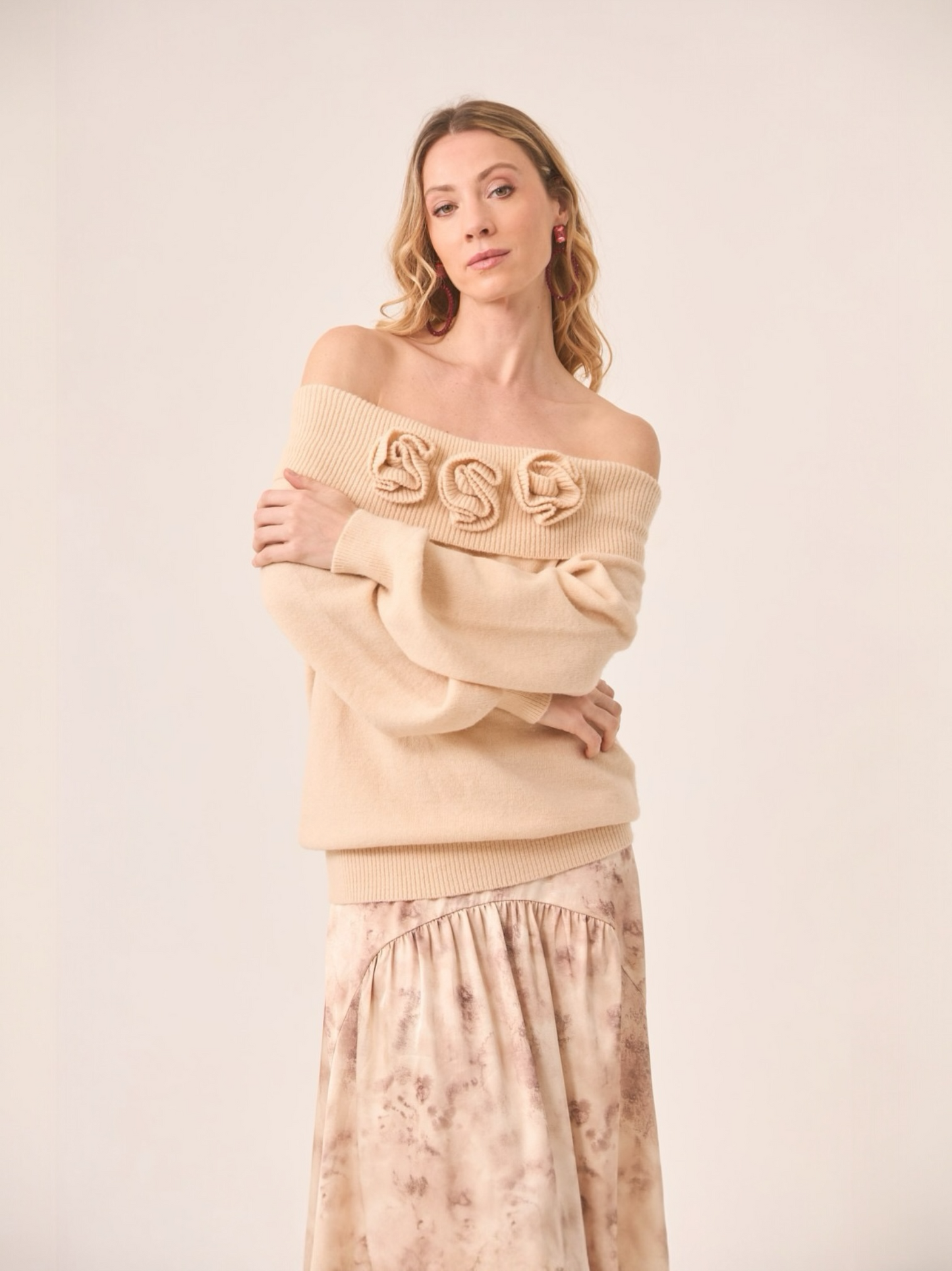 JERSEY CUELLO VUELTO APLIQUE FLORES IVORY