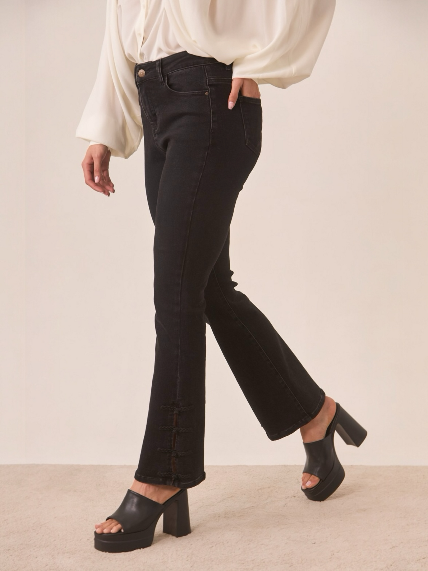 JEANS BOOTCUT BOTONES ORIENTALES NEGRO