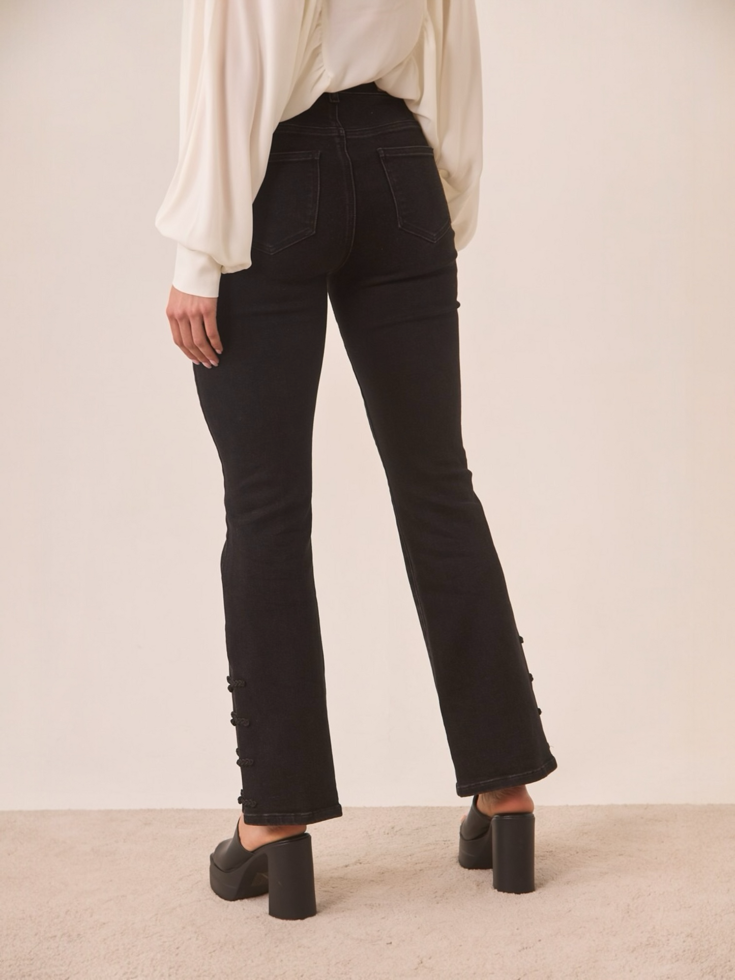 JEANS BOOTCUT BOTONES ORIENTALES NEGRO