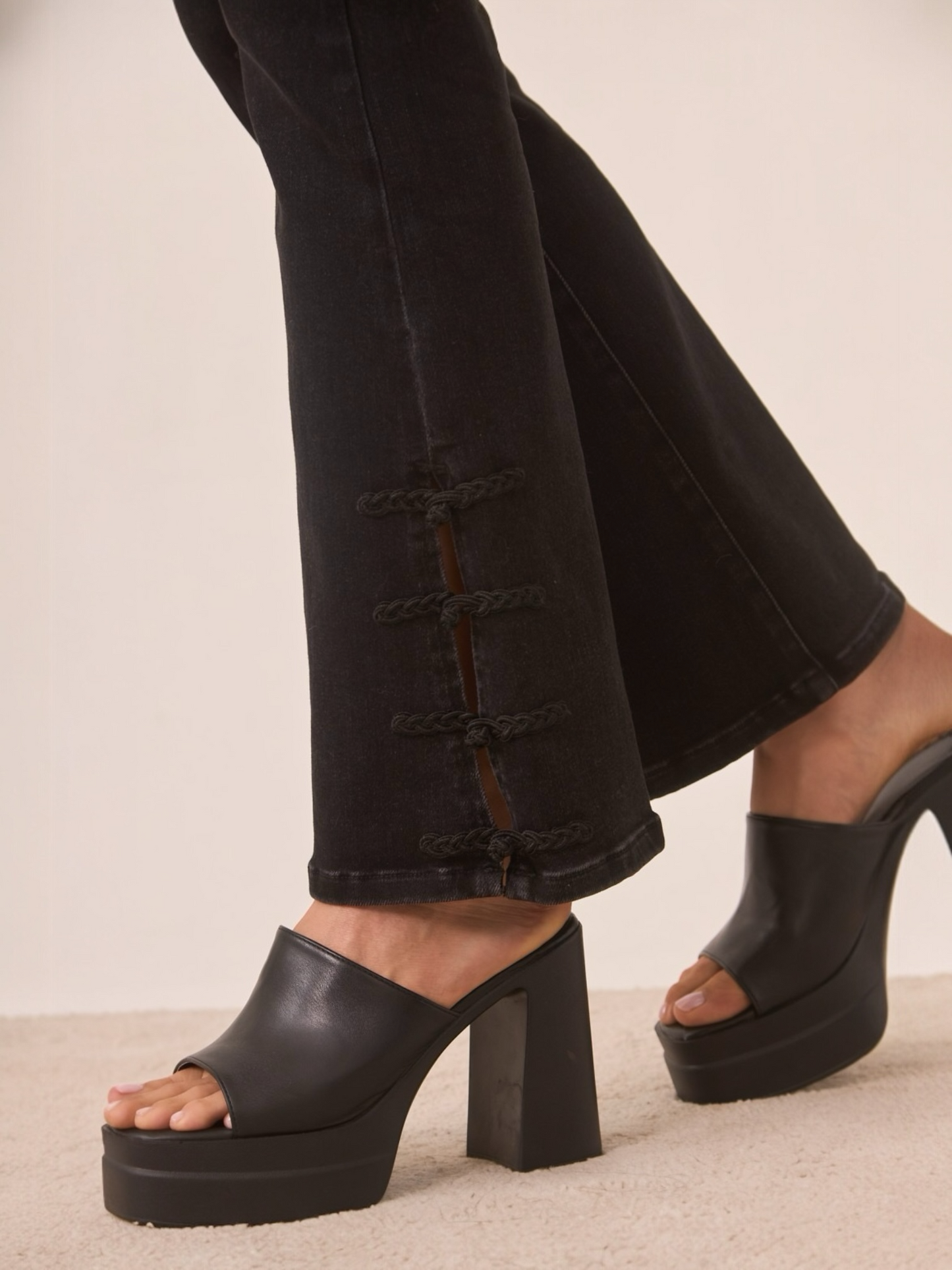 JEANS BOOTCUT BOTONES ORIENTALES NEGRO