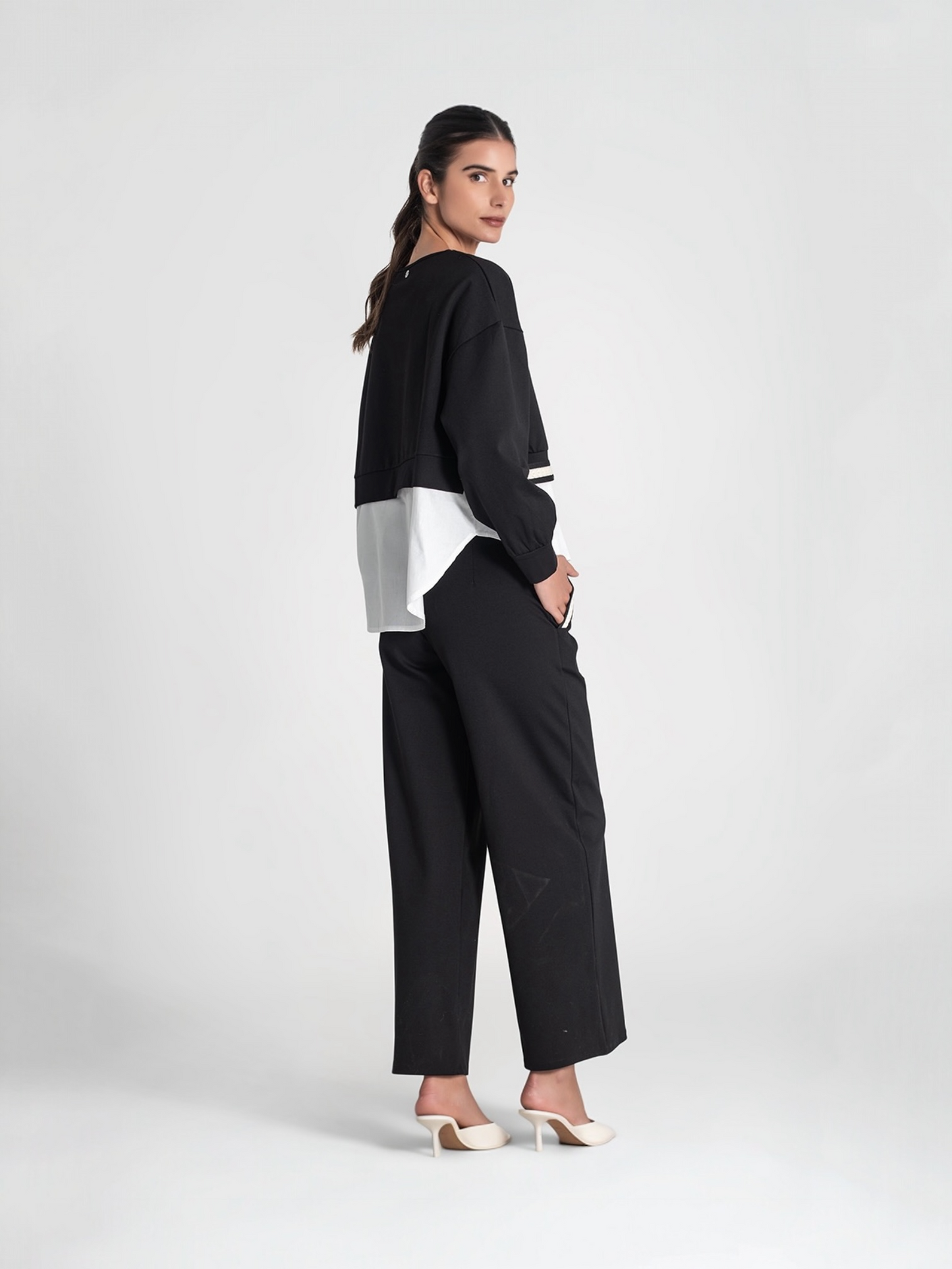 PANTALONES CON DETALLES TRENZADOS NEGRO