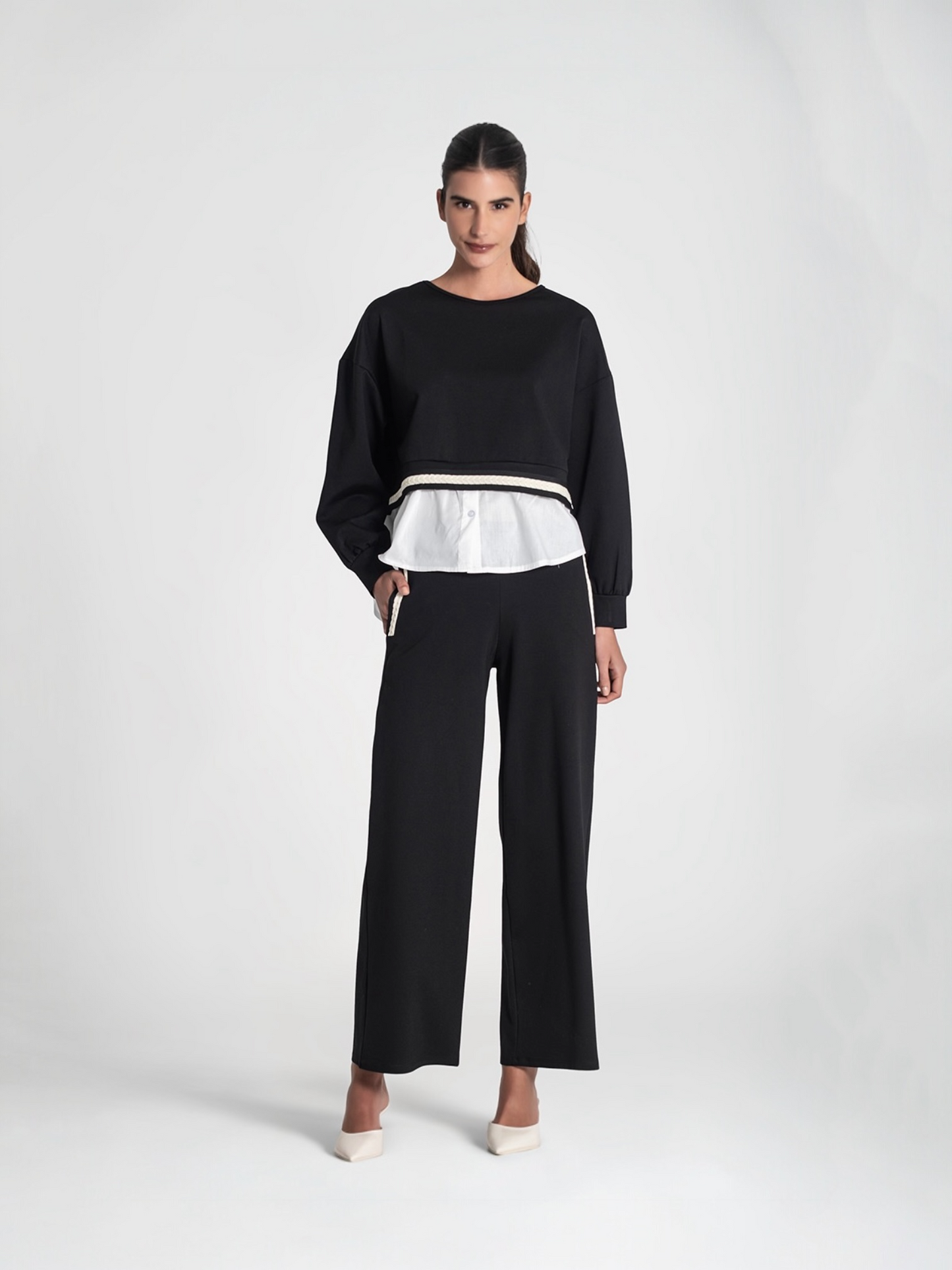 PANTALONES CON DETALLES TRENZADOS NEGRO