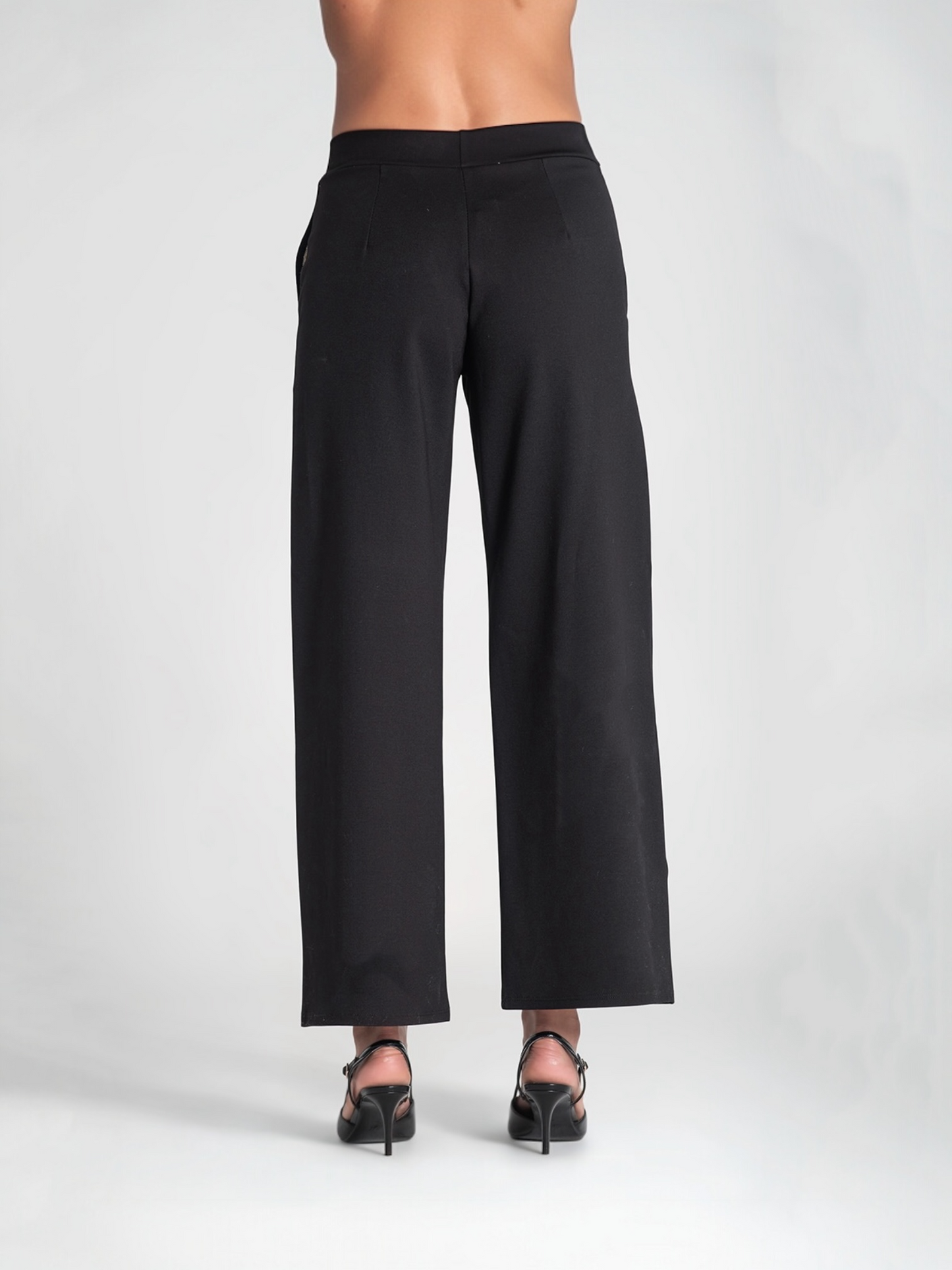 PANTALONES CON DETALLES TRENZADOS NEGRO