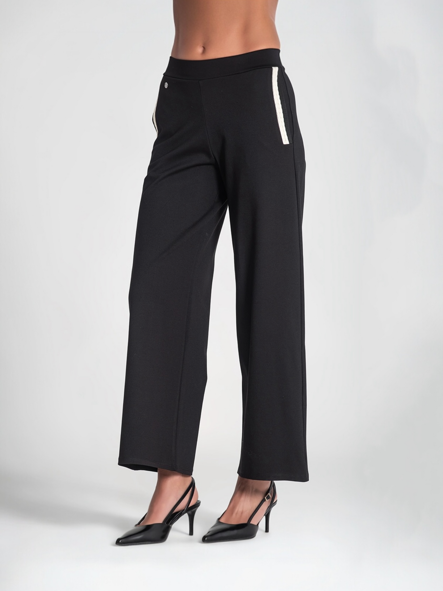 PANTALONES CON DETALLES TRENZADOS NEGRO