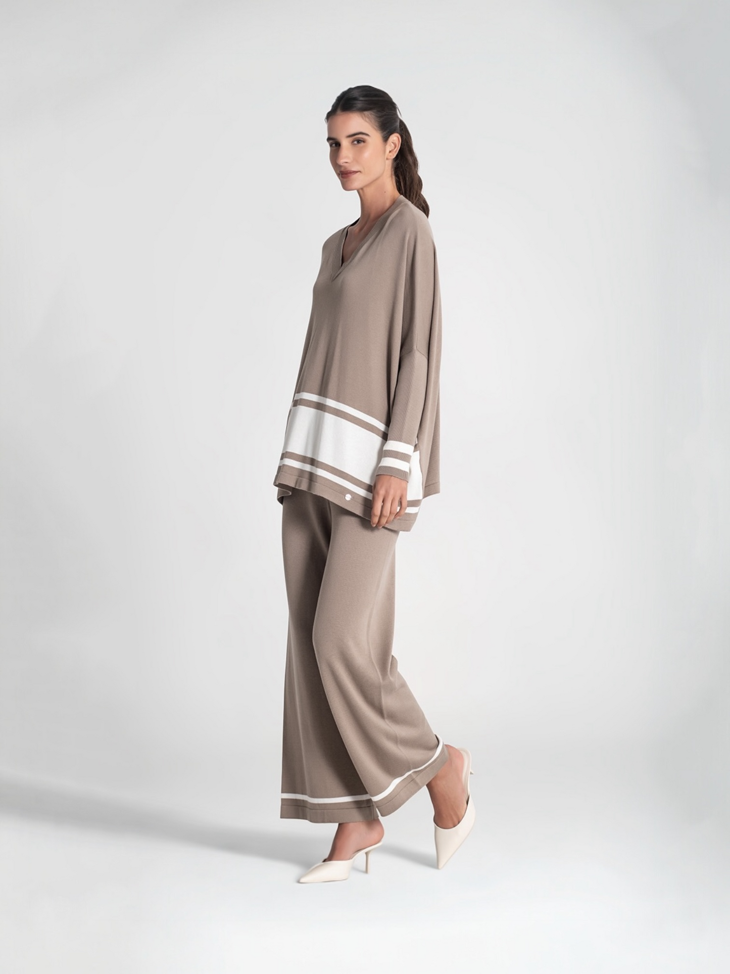 SUÉTER CON CUELLO EN V Y RALLAS TAUPE