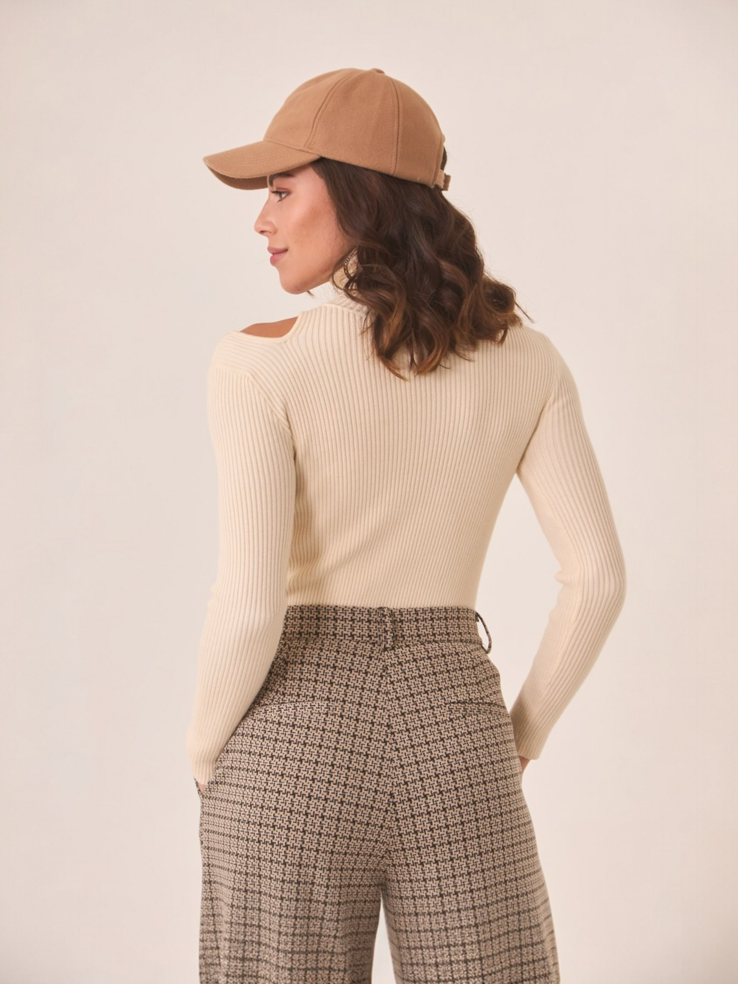 JERSEY CUELLO ALTO CUT OUT IVORY
