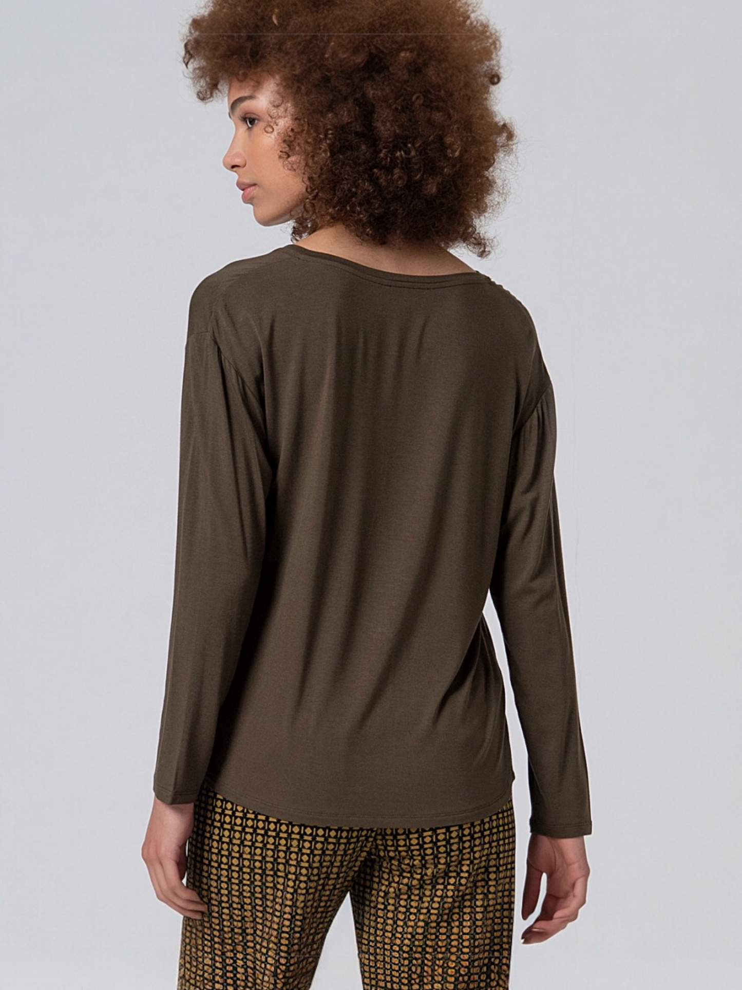 CAMISETA ESCOTE V KAKI OSCURO