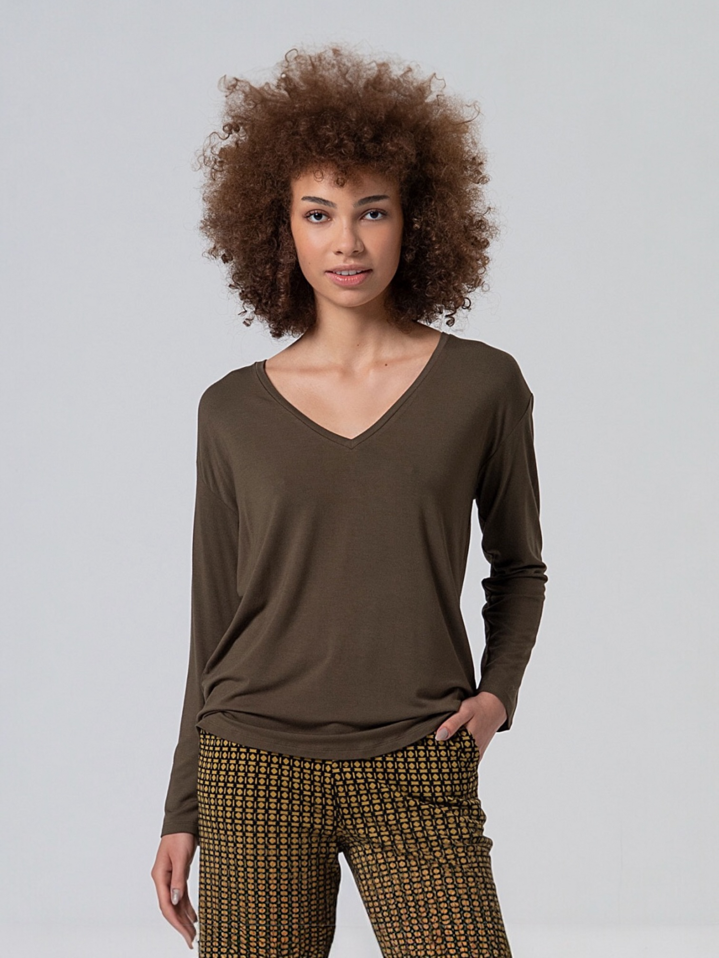 CAMISETA ESCOTE V KAKI OSCURO