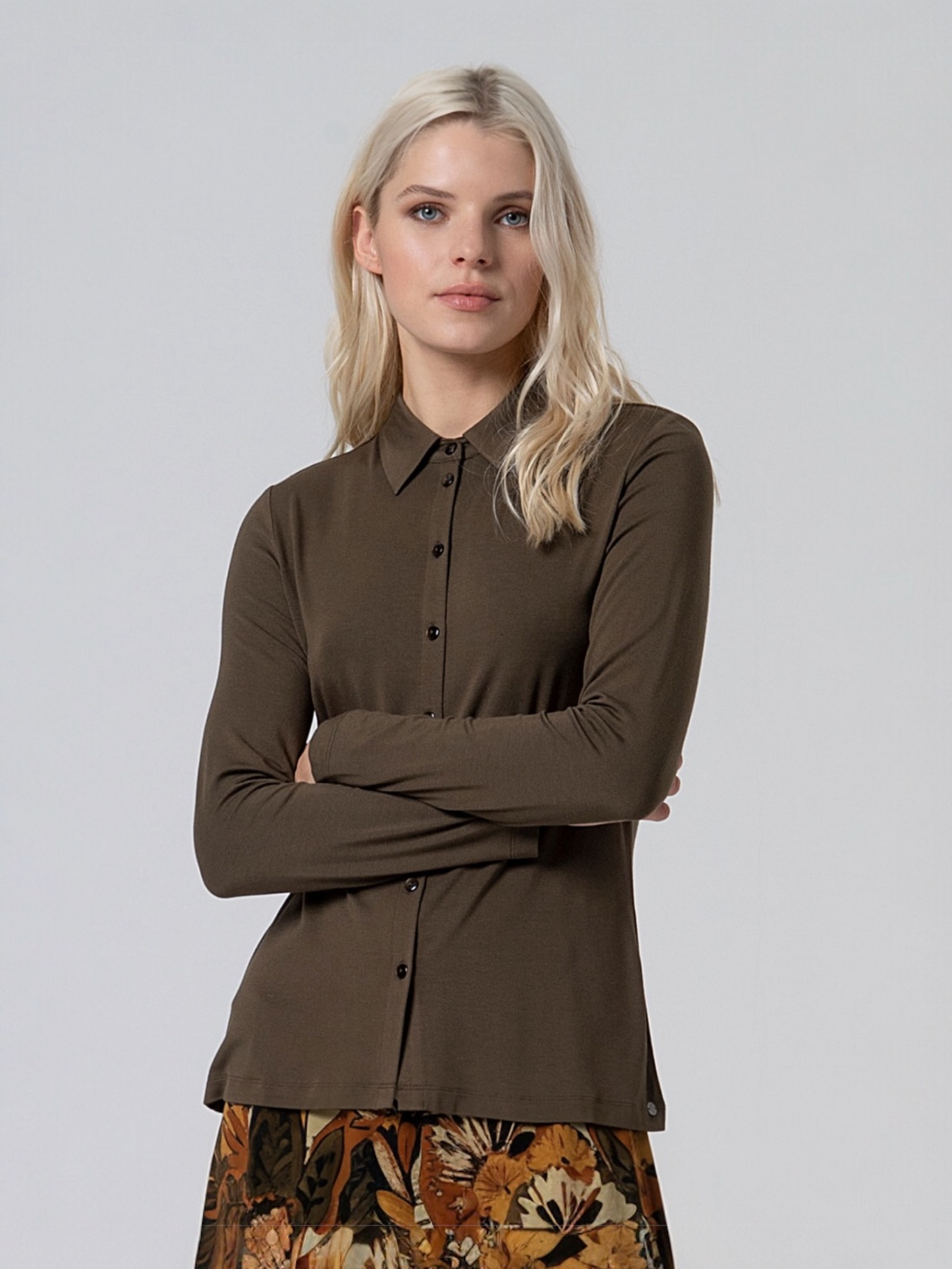 CAMISA ELÁSTICA KAKI OSCURO
