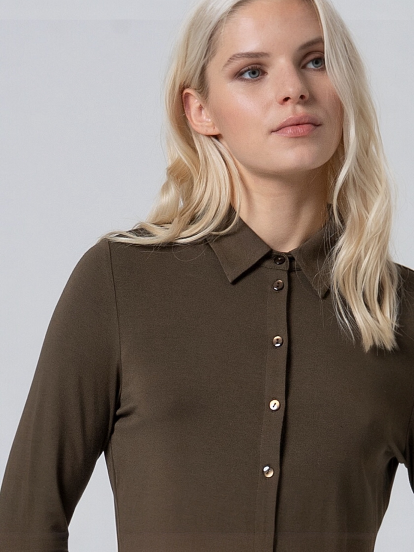 CAMISA ELÁSTICA KAKI OSCURO