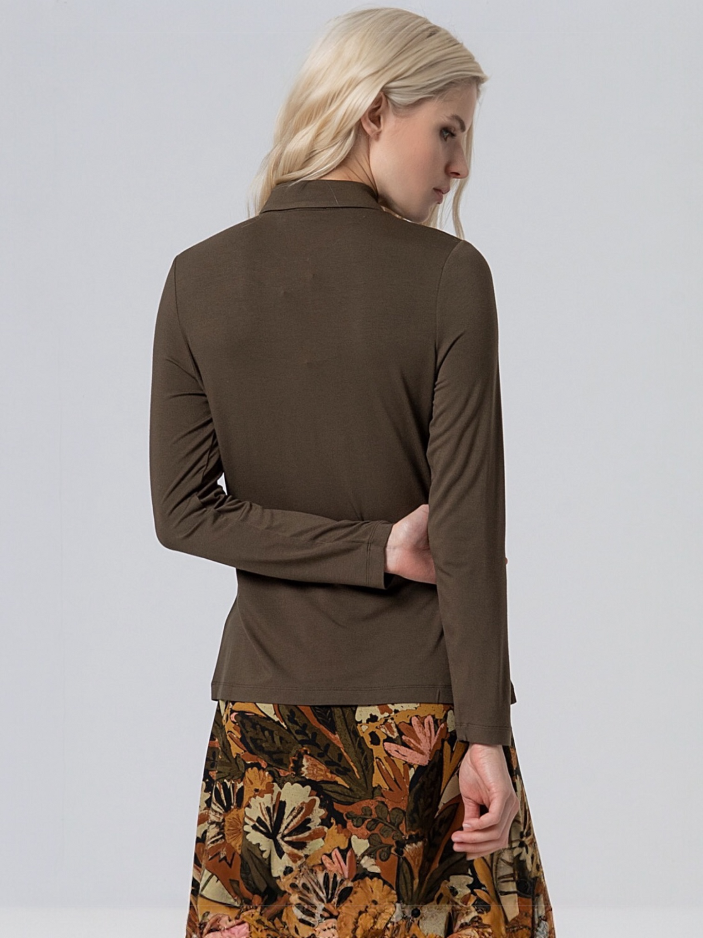 CAMISA ELÁSTICA KAKI OSCURO