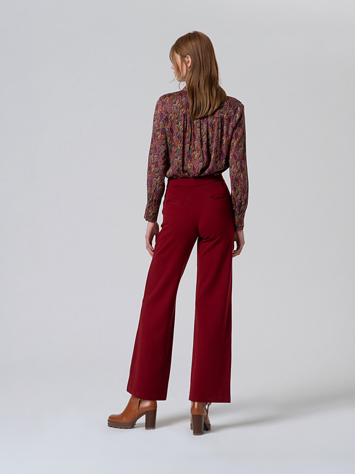 PANTALÓN RECTO CON DETALLE EN CINTURA ROJO INGLÉS