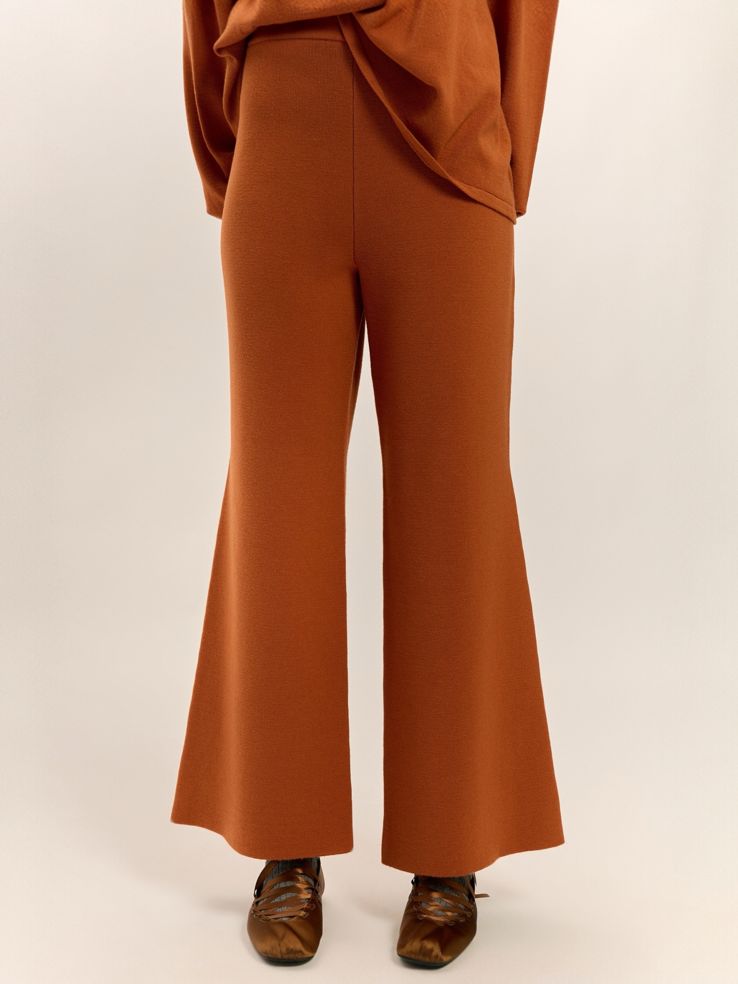 PANTALÓN FLARE PUNTO CANELA