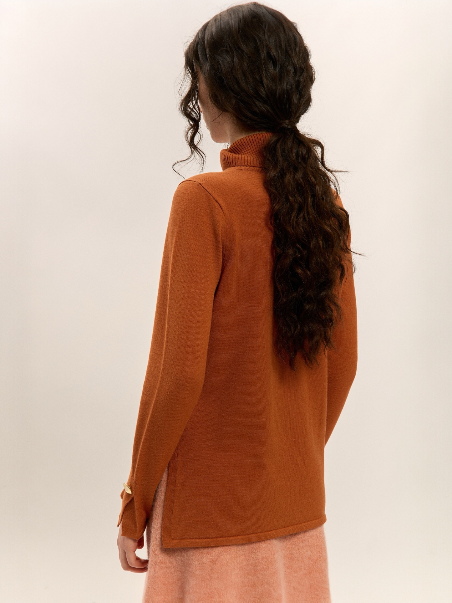 JERSEY DE CUELLO CISNE BOTONES METALIZADOS CANELA
