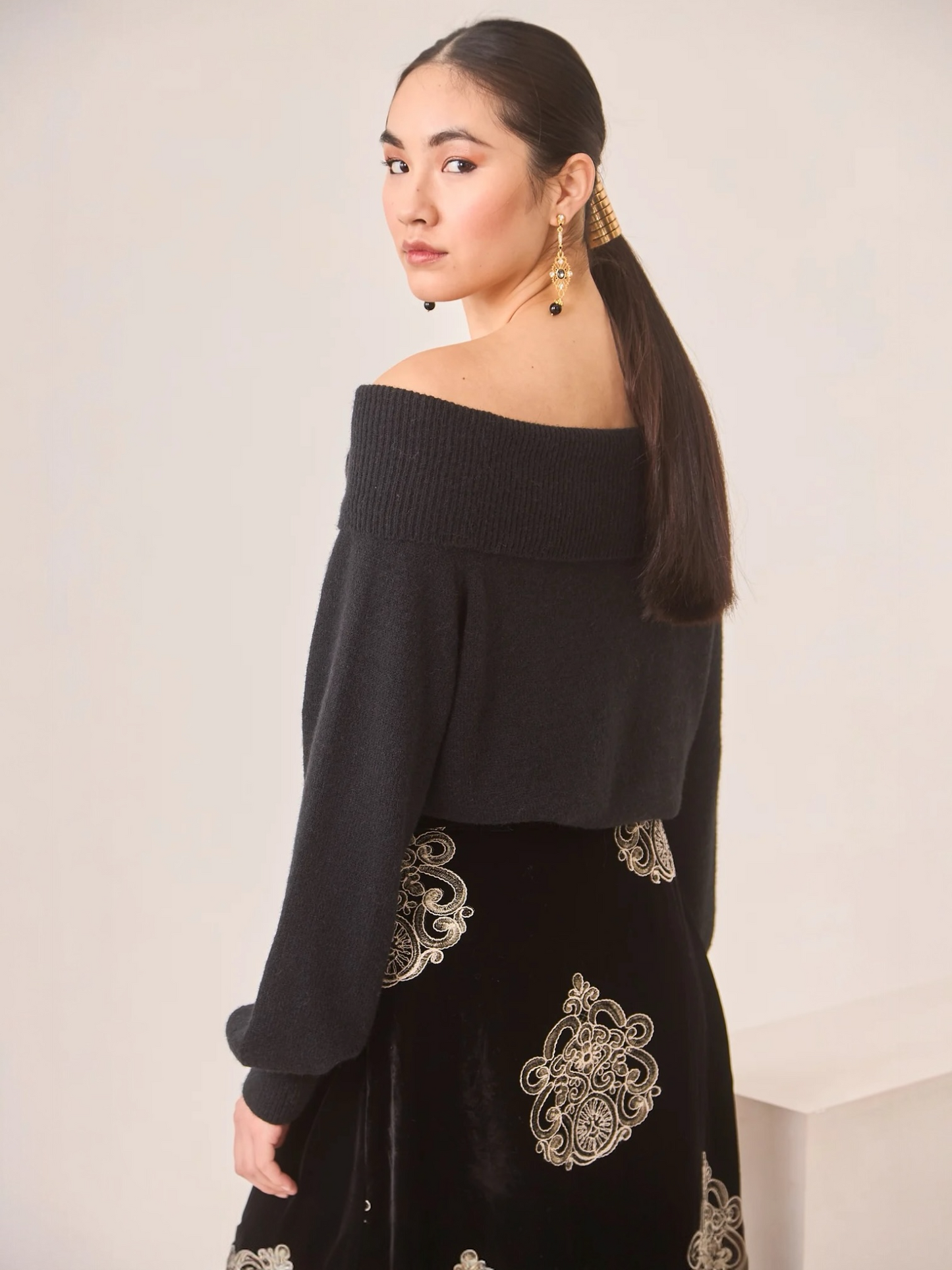 JERSEY CUELLO VUELTO FLORES NEGRO