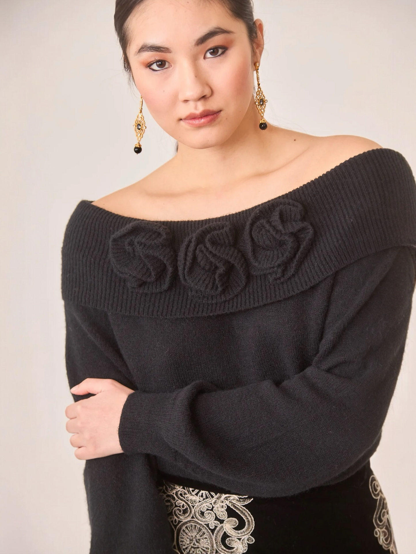 JERSEY CUELLO VUELTO FLORES NEGRO