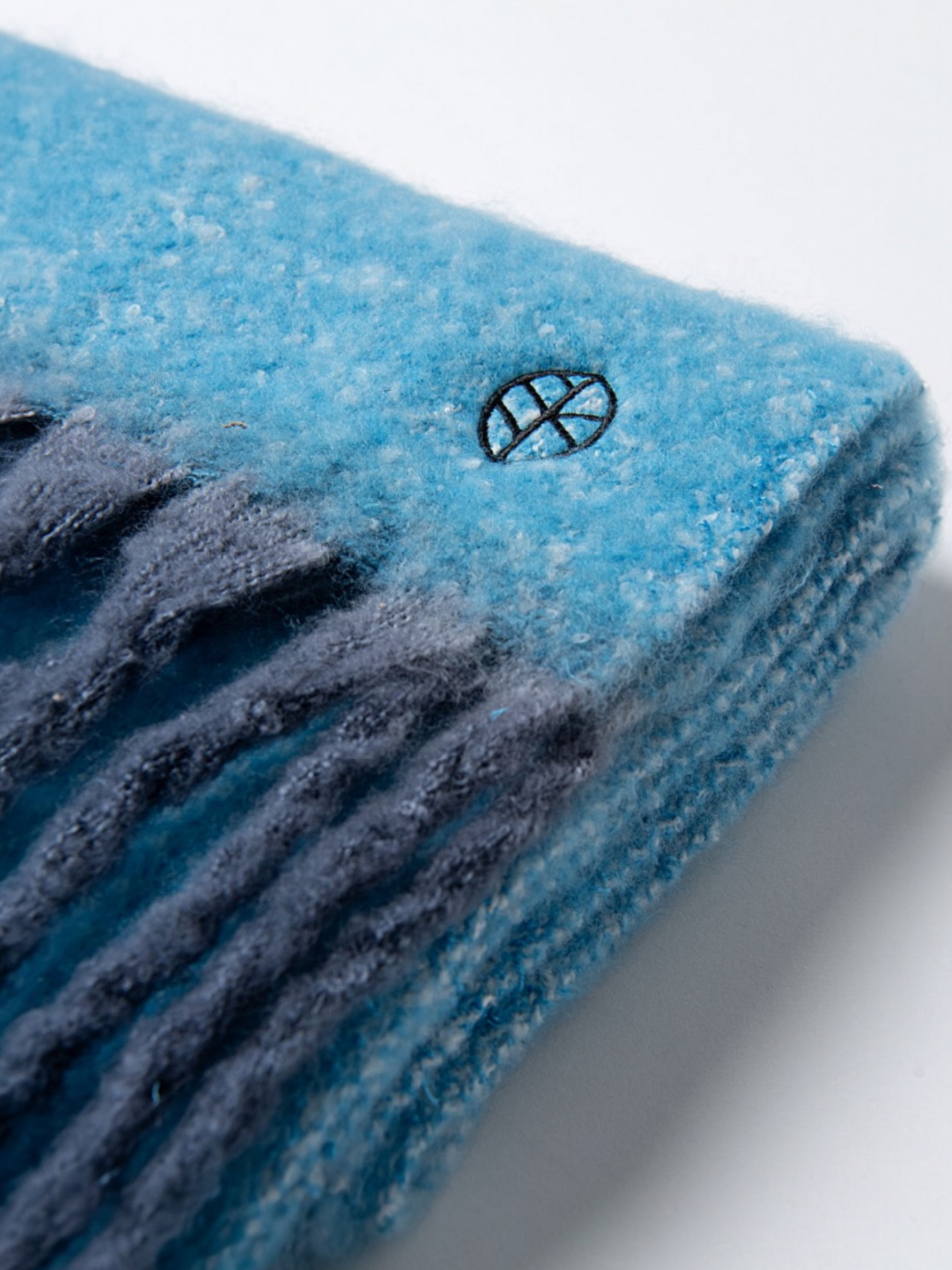 BUFANDA PLANA Y MULLIDA CON FLECOS AZUL