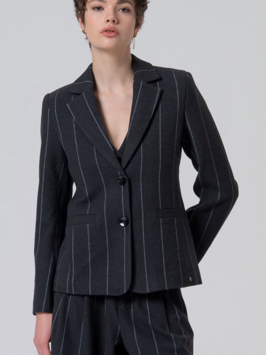BLAZER CON RAYA ESTILO DIPLOMÁTICA GRIS OSCURO