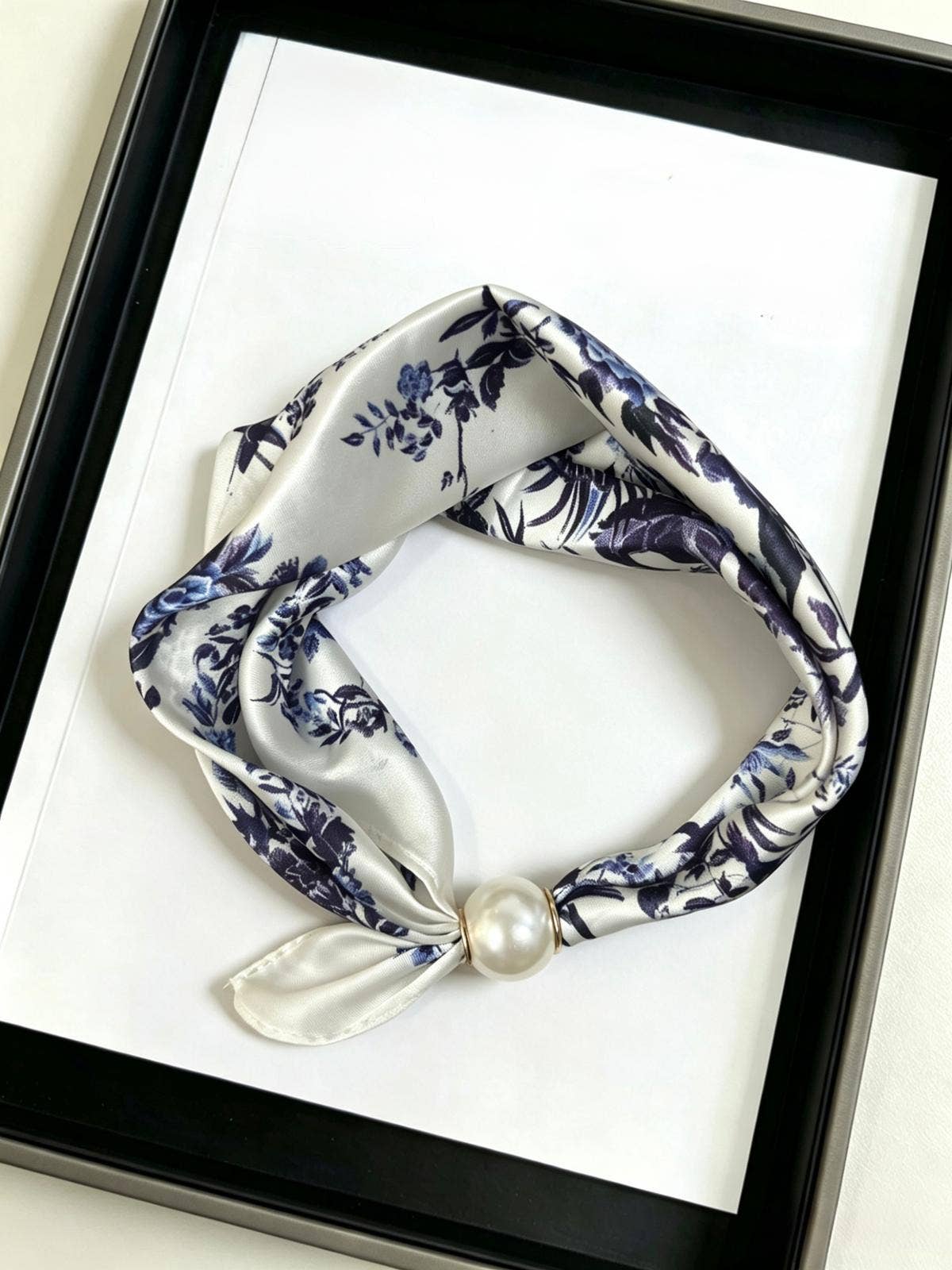 PAÑUELO BROCHE PERLA MAGNÉTICO CRUDO/NAVY