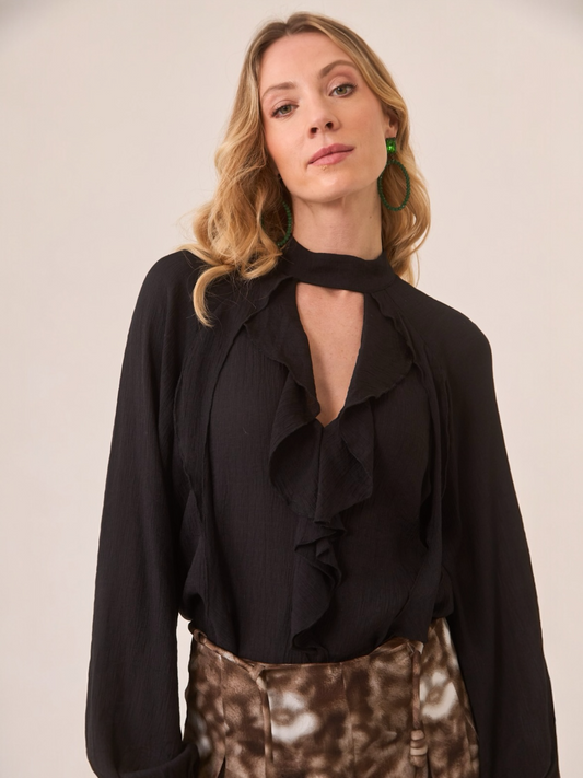 BLUSA DE VISCOSA CON CUT OUT EN ESCOTE Y VOLANTE NEGRO