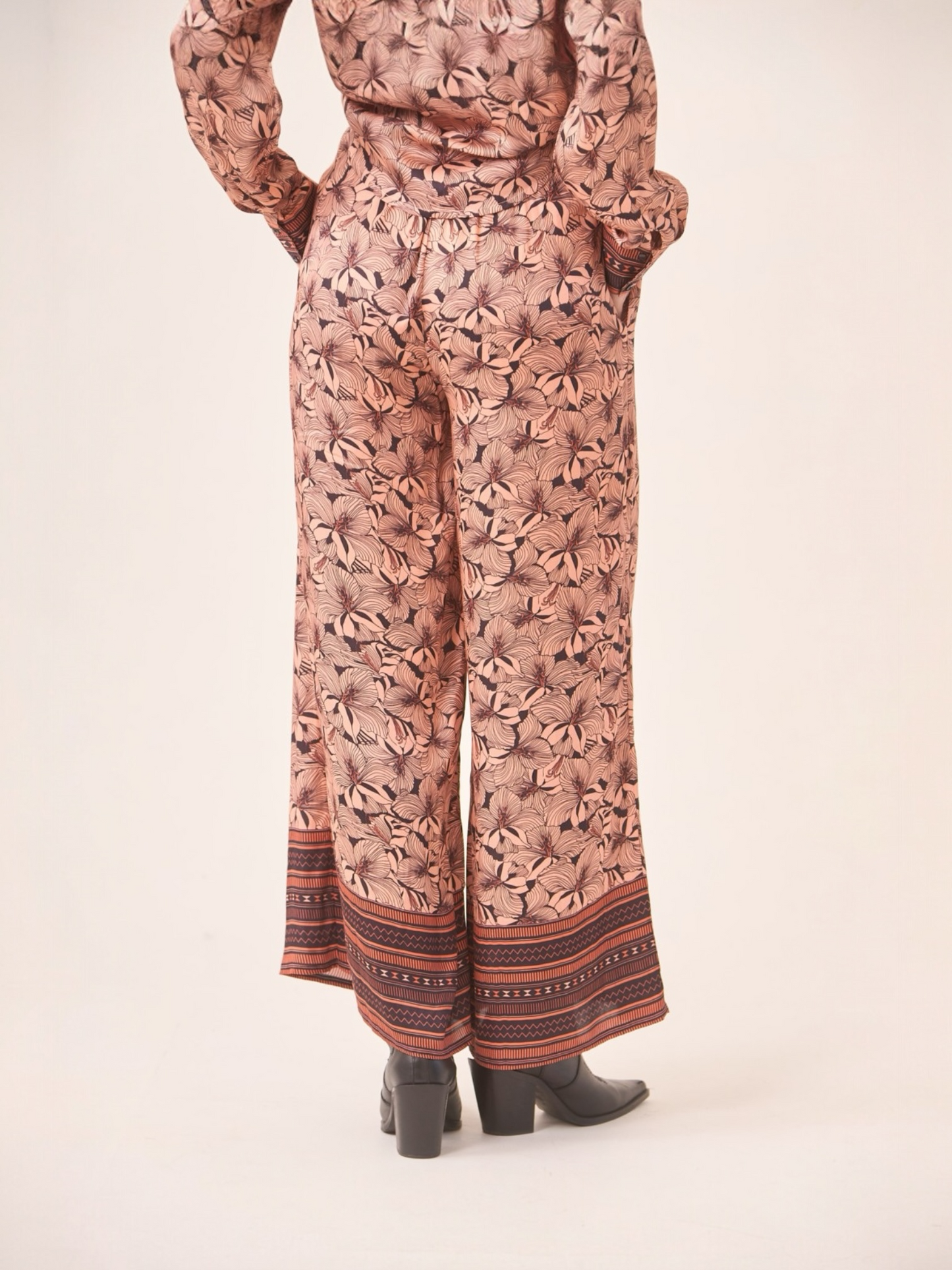 PANTALÓN FLORES CENEFA MELOCOTÓN