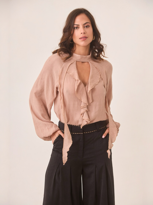 BLUSA DE VISCOSA CON CUT OUT EN ESCOTE Y VOLANTES
