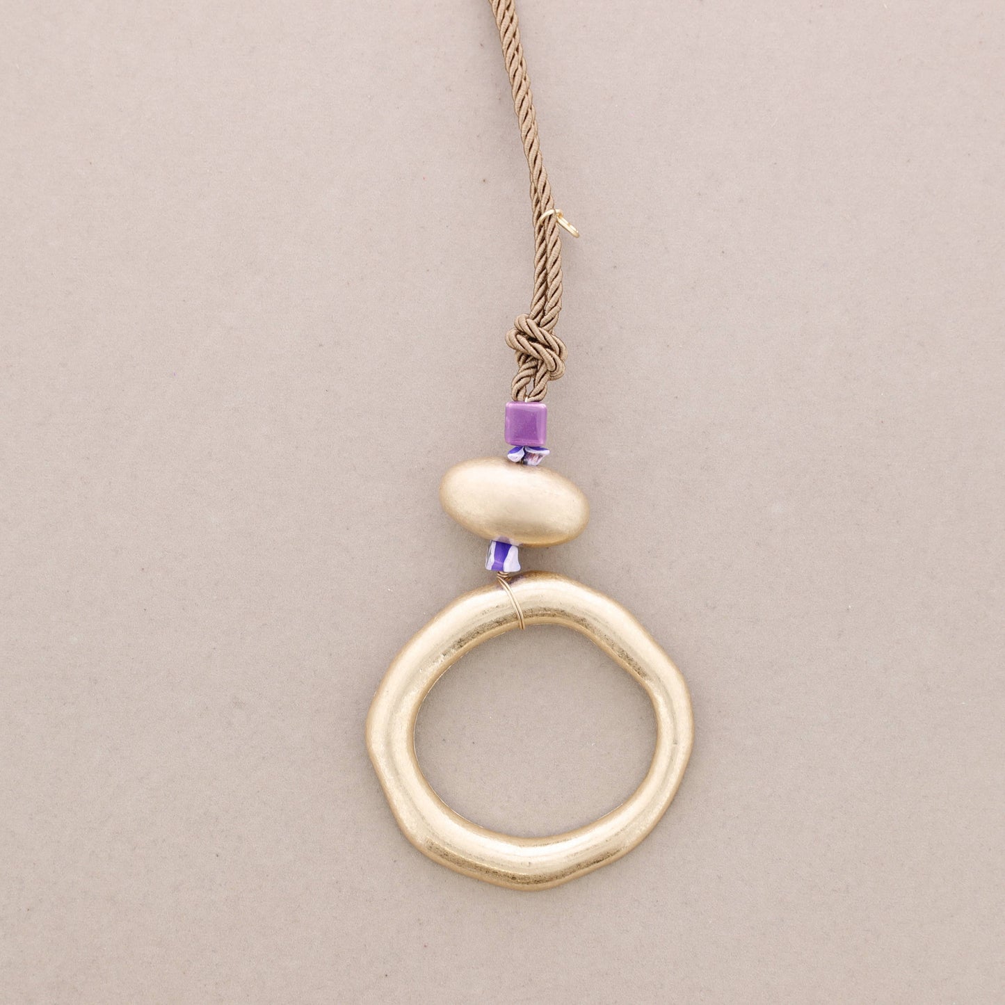 COLLAR LARGO CÍRCULO MORADO