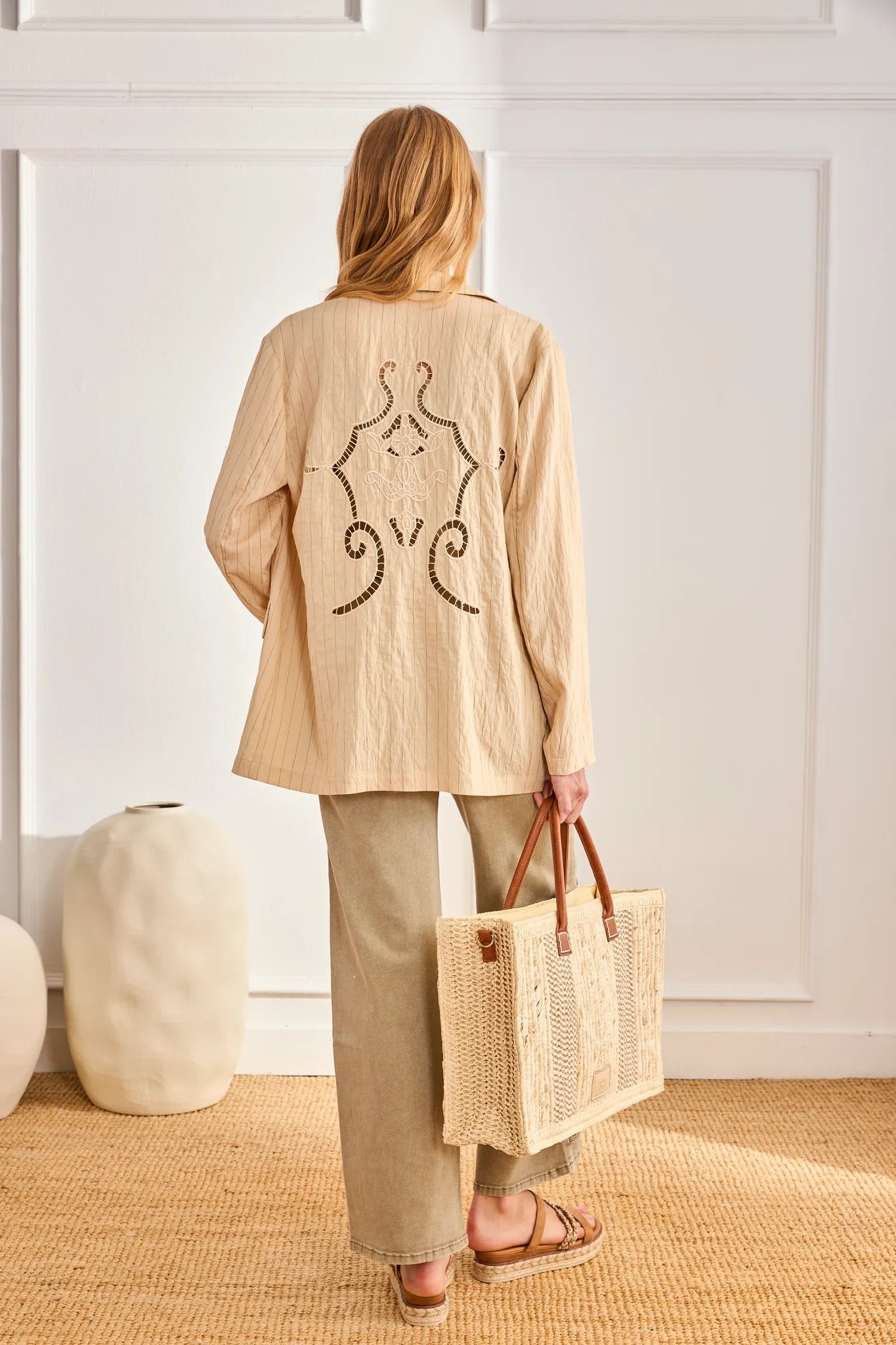 BLAZER RAYA DIPLOMÁTICA ESPALDA CALADOS MEDA CAMEL
