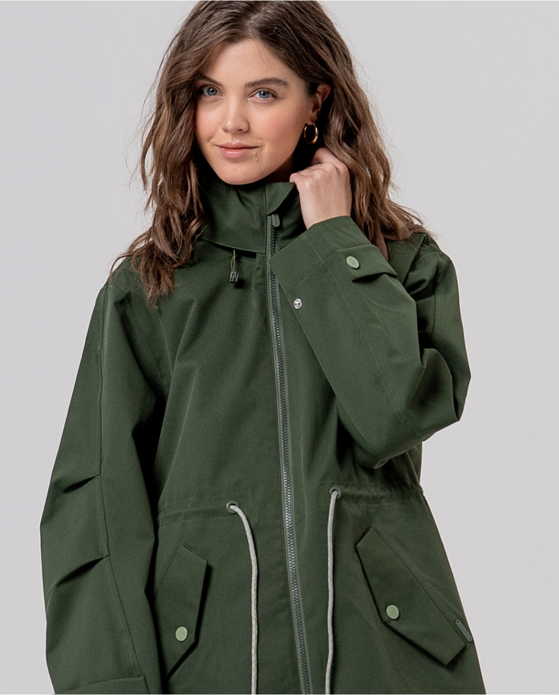 PARKA MIDI CON CAPUCHA REPELENTE AL AGUA KAKI OSCURO