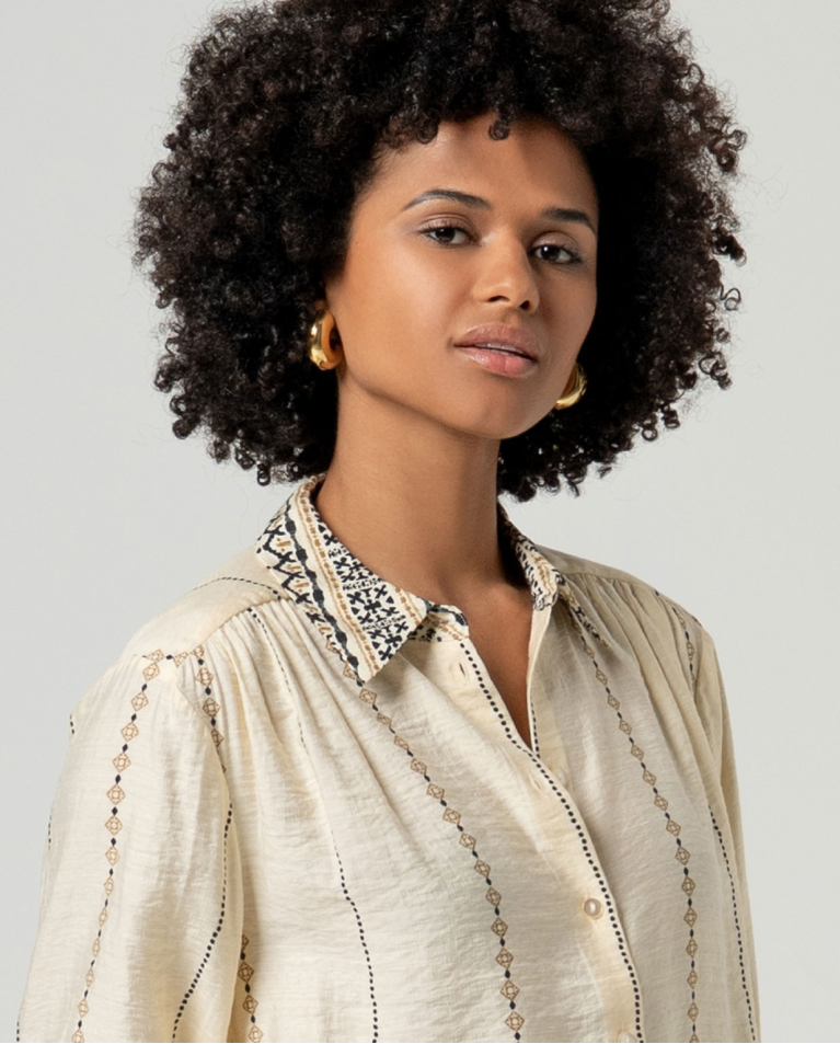 CAMISA MANGA ANCHA CON DETALLE DECORATIVO CRUDO
