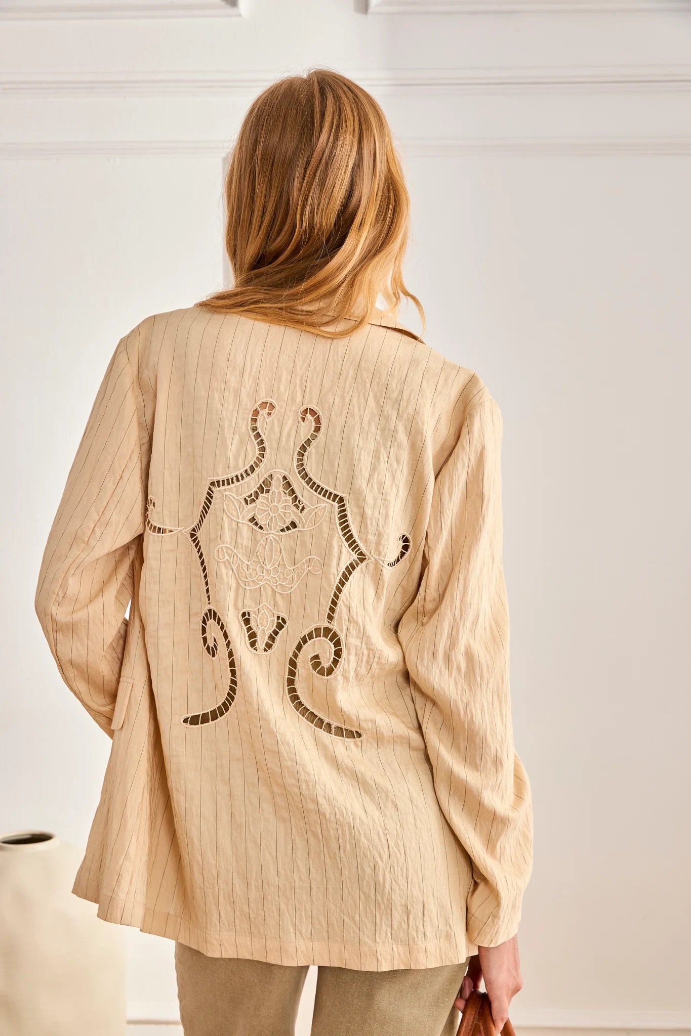 BLAZER RAYA DIPLOMÁTICA ESPALDA CALADOS MEDA CAMEL