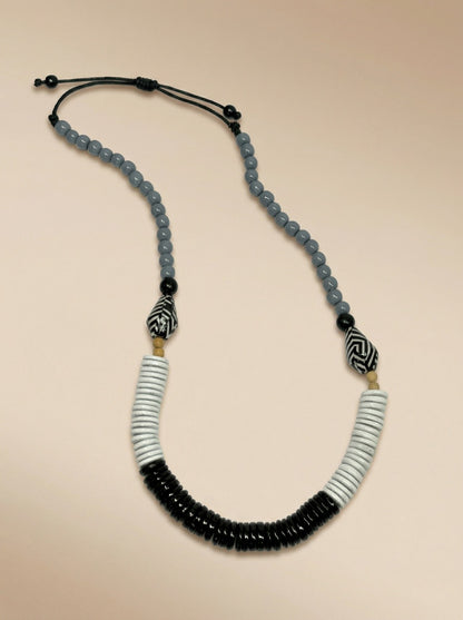 COLLAR PIEZAS BLANCAS Y NEGRAS