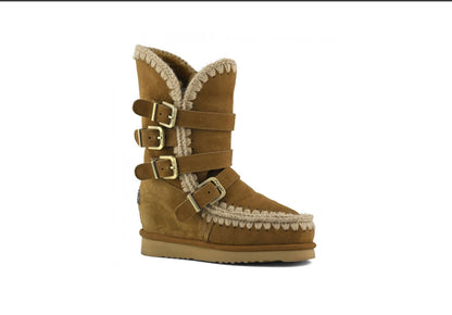 INNER WEDGE TALL BUCKLE STRAPS COGNAC