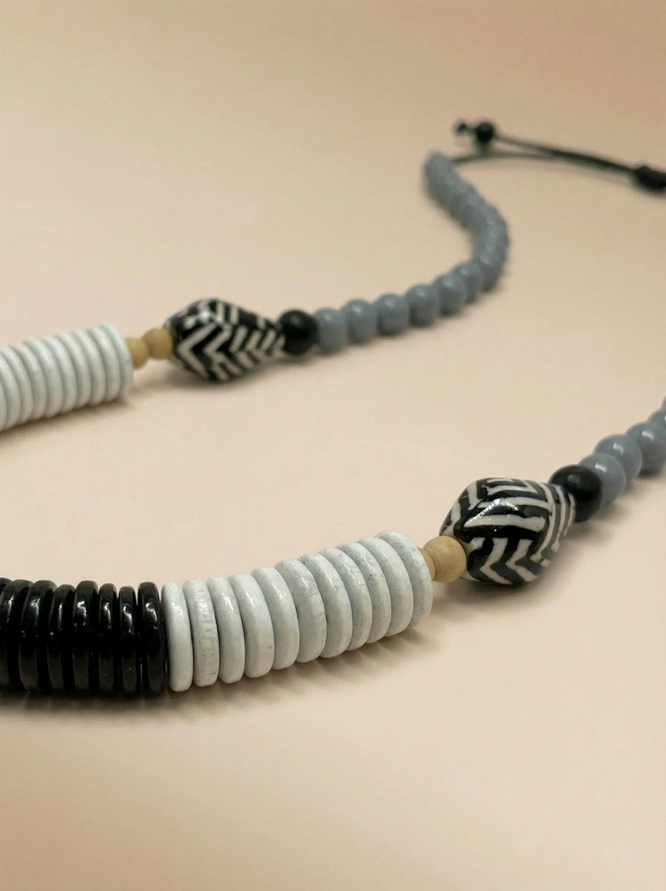 COLLAR PIEZAS BLANCAS Y NEGRAS