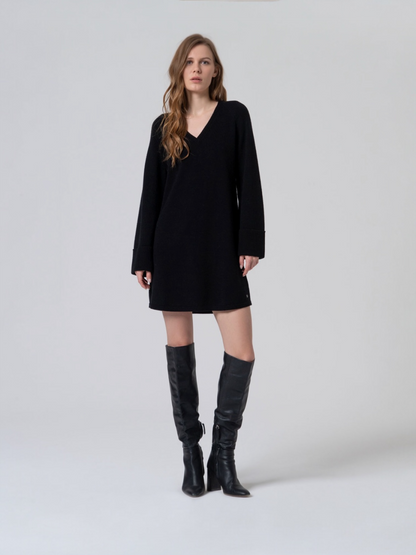 VESTIDO TRICOT OVERSIZE ESCOTE PICO NEGRO
