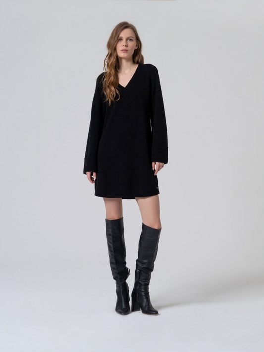 VESTIDO TRICOT OVERSIZE ESCOTE PICO NEGRO