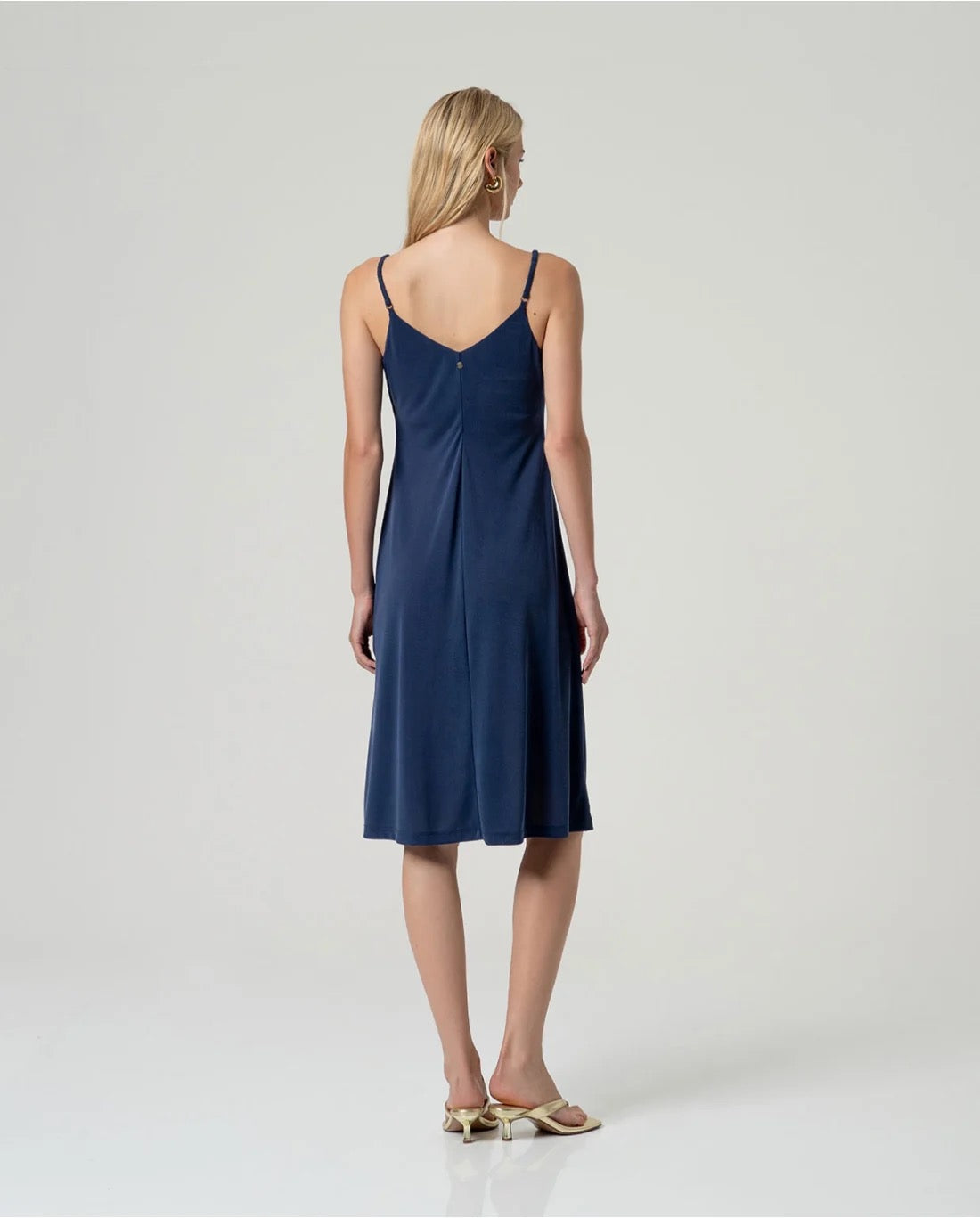 VESTIDO MIDI FLUÍDO CON ABERTURA MARINO