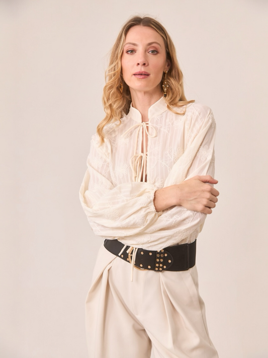 BLUSA LAZOS FILIGRANAS BORDADAS