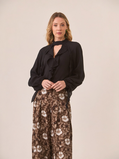 BLUSA DE VISCOSA CON CUT OUT EN ESCOTE Y VOLANTE NEGRO