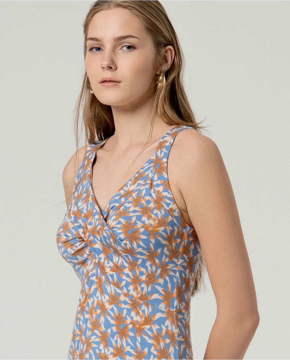 VESTIDO MIDI ALOE VERA DRAPEADO AZUL EMPOLVADO