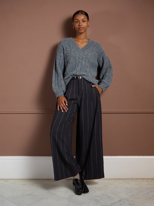 PANTALÓN WIDE LEGE A RAYAS ESTILO DIPLOMÁTICA GRIS OSCURO