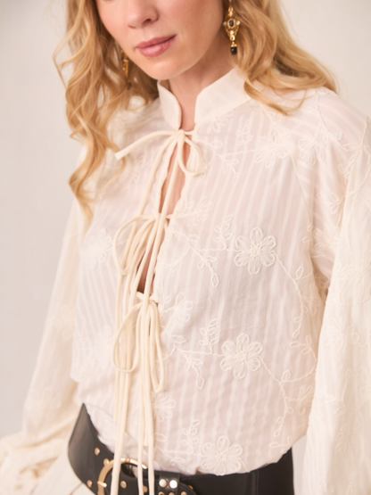 BLUSA LAZOS FILIGRANAS BORDADAS